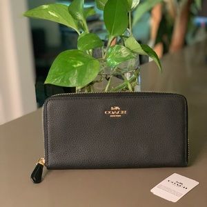 NWT Coach Accordion Zip Wallet in Pebble Leather
